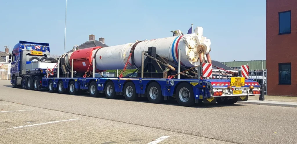 Exceptioneel transport van een procesinstallatie op een uitschuifbare dieplader