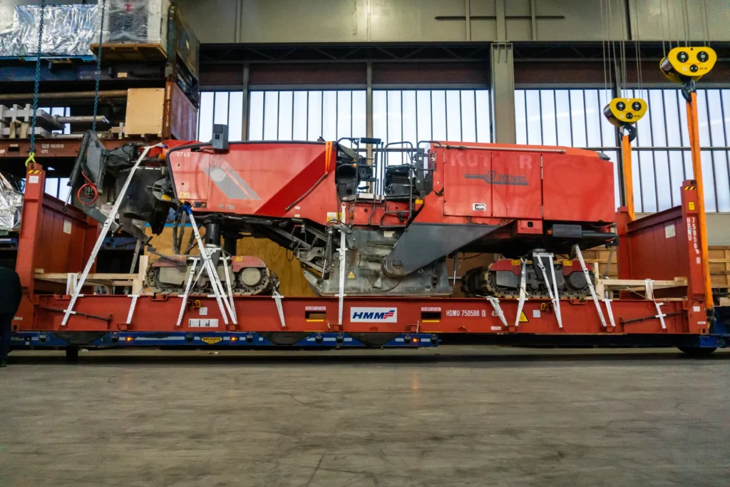 Wegenfrees gestut en gesjord op een flatrack in de loods van Nugteren Transport