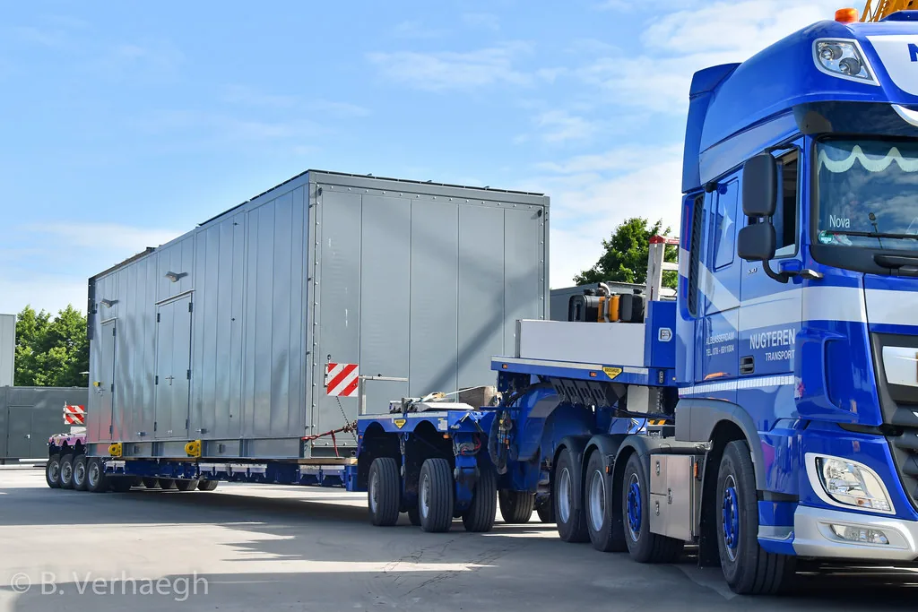 Uitschuifbare dieplader van Nugteren Transport met een grote cabine-unit