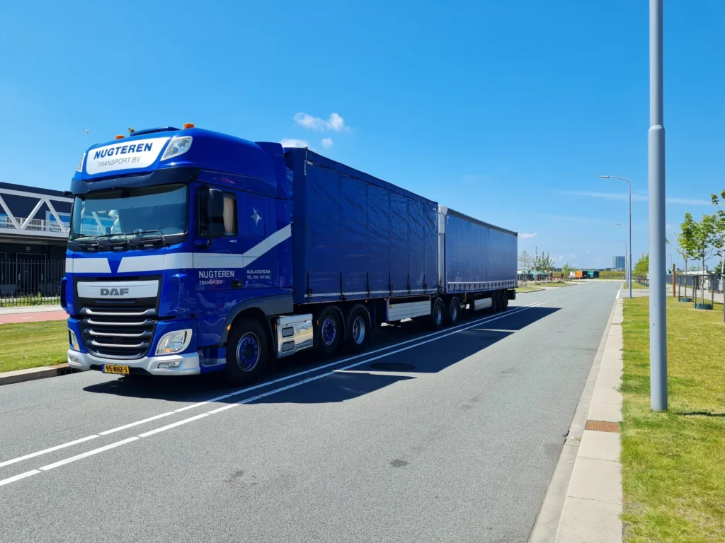 LZV met huifopleggers van Nugteren Transport onderweg